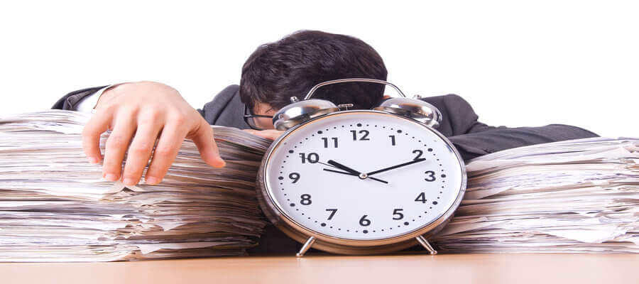 Small business owner using cloud-based attendance software in Pakistan to monitor team clock-ins.